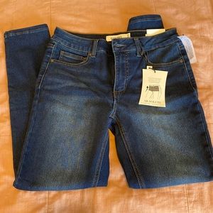 New womens size 8/29 slimming mid-rise skinny jeans, dark wash
